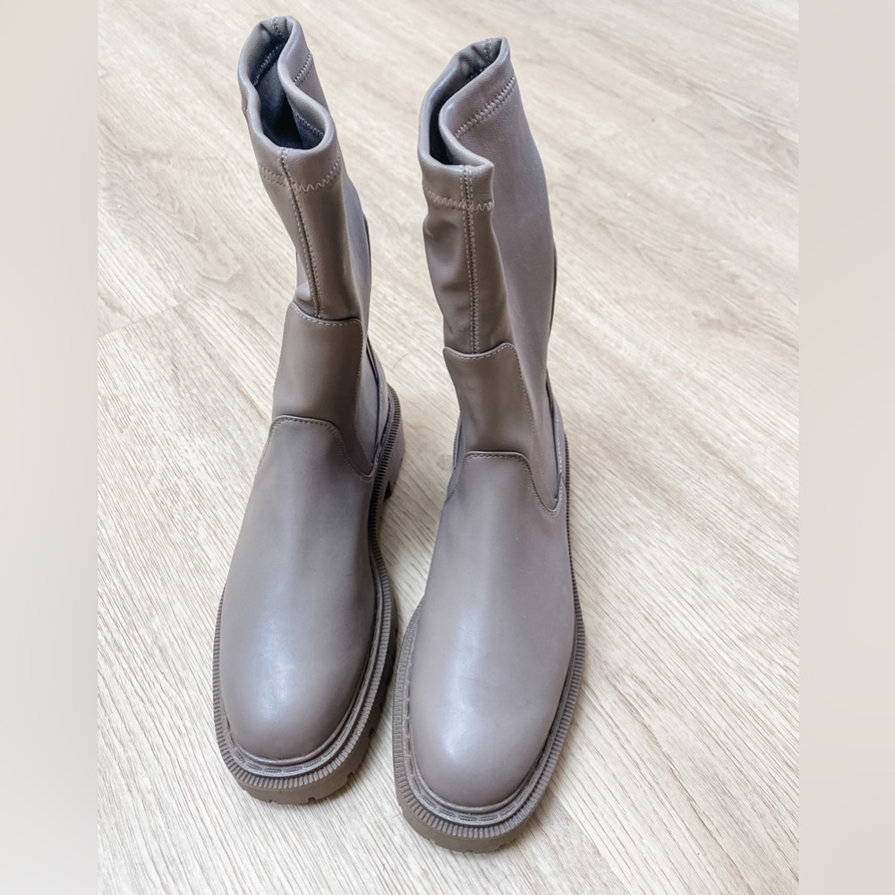 NWOT H&M taupe lug sole booties!! Soo cute 39